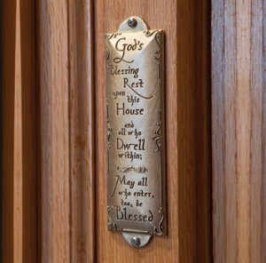 Fixação de símbolo religioso na porta do apartamento, altera fachada?